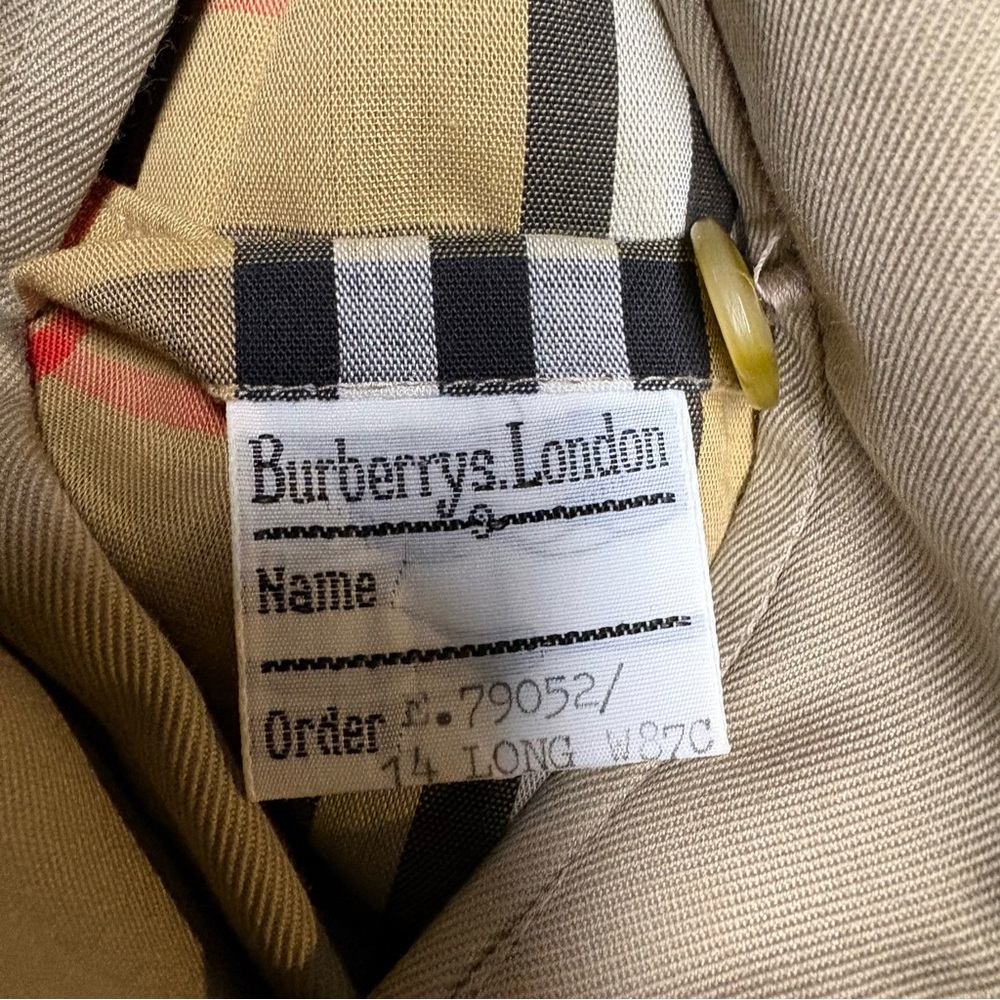 Burberry trench coat. - Picture 12 of 14